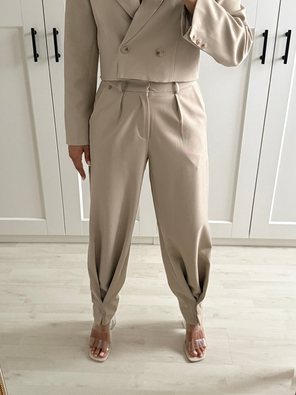 BEIGE TWISTED LEGS PANTALON