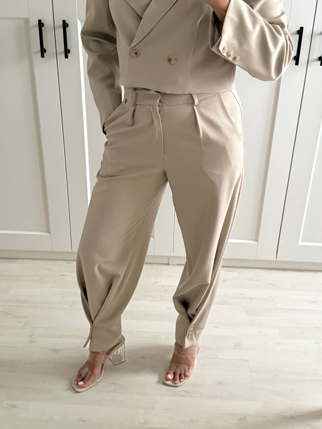 BEIGE TWISTED LEGS PANTALON
